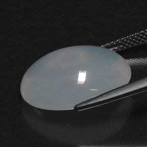8.77カラットの天然青みがかった白ファイアーオパール（16.9×13 mm・透明）