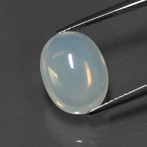 5.60カラットの天然ホワイトファイアーオパール（13.7×10.5 mm・オーバルカット）
