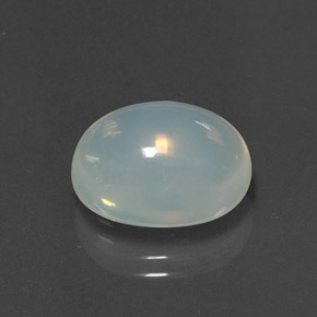 5.60カラットの天然ホワイトファイアーオパール（13.7×10.5 mm・オーバルカット）