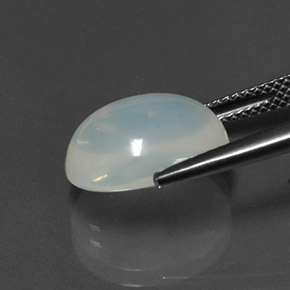 5.60カラットの天然ホワイトファイアーオパール（13.7×10.5 mm・オーバルカット）