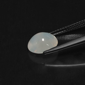 2.24カラットの天然青みがかった白ファイアーオパール（9.6×8.2 mm・透明）
