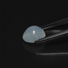 2.09カラットの天然青みがかった白ファイアーオパール（9.1×8.3 mm・オーバルカット）