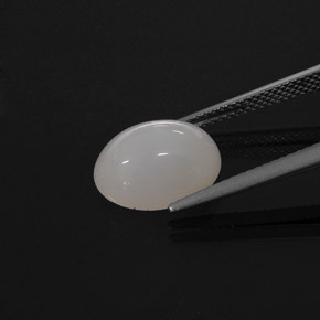 4.31カラットの天然ホワイトファイアーオパール（12.7×9.3 mm・オーバルカット）