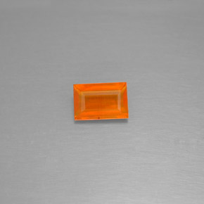 0.43カラットの天然イエローオレンジファイアーオパール（6.1×4.1 mm・透明）