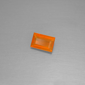 0.43カラットの天然イエローオレンジファイアーオパール（6.1×4.1 mm・透明）