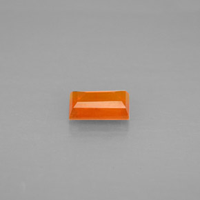 0.43カラットの天然イエローオレンジファイアーオパール（6.1×4.1 mm・透明）