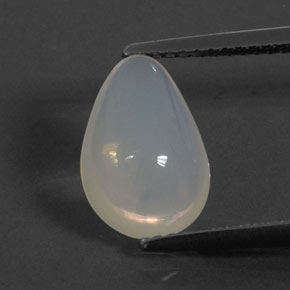 2.33カラットの天然ホワイトファイアーオパール（11.7×8.1 mm・洋梨の形）