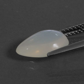 2.33カラットの天然ホワイトファイアーオパール（11.7×8.1 mm・洋梨の形）