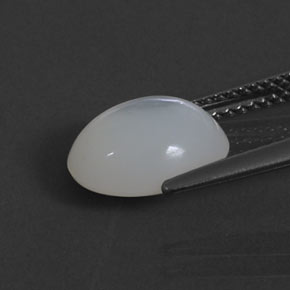 2.28カラットの天然ホワイトファイアーオパール（10.4×8.4 mm・透明）