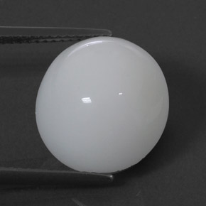 7.70カラットの天然ホワイトファイアーオパール（14.4×13.3 mm・クッションカット）