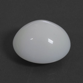 7.70カラットの天然ホワイトファイアーオパール（14.4×13.3 mm・クッションカット）