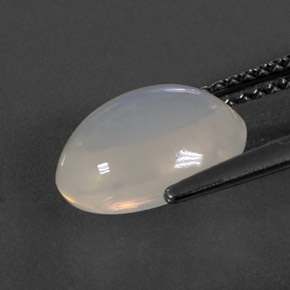 2.24カラットの天然イエロー＆ホワイトファイアーオパール（10.7×8.1 mm・オーバルカット）