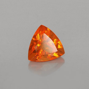 0.57カラットの天然オレンジファイアーオパール（6.2×6.1 mm・トリリアント）