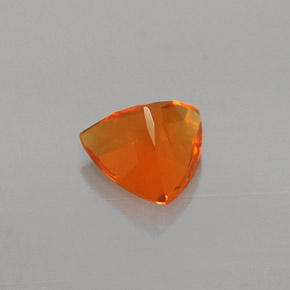 0.57カラットの天然オレンジファイアーオパール（6.2×6.1 mm・トリリアント）