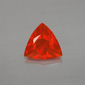 0.37カラットの天然赤みがかったオレンジファイアーオパール（6.2×5.9 mm・トリリアント）