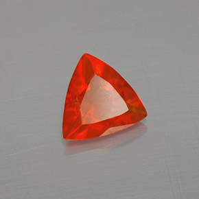 0.37カラットの天然赤みがかったオレンジファイアーオパール（6.2×5.9 mm・トリリアント）