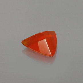 0.37カラットの天然赤みがかったオレンジファイアーオパール（6.2×5.9 mm・トリリアント）