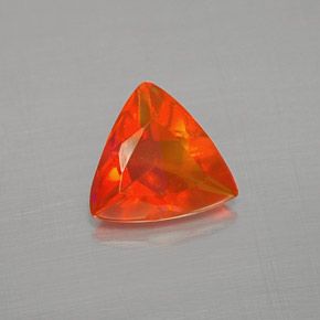 0.55カラットの天然赤みがかったオレンジファイアーオパール（6.9×6.8 mm・トリリアント）
