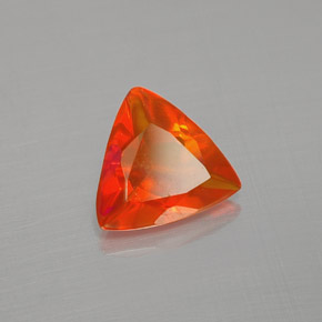 0.55カラットの天然赤みがかったオレンジファイアーオパール（6.9×6.8 mm・トリリアント）