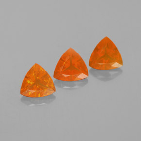 カラットの天然オレンジファイアーオパール（6.2×6.1 mm・トリリアント）