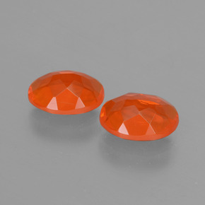 カラットの天然オレンジファイアーオパール（7.8×6.1 mm・オーバルカット）