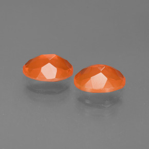 カラットの天然オレンジファイアーオパール（8×6.2 mm・オーバルカット）