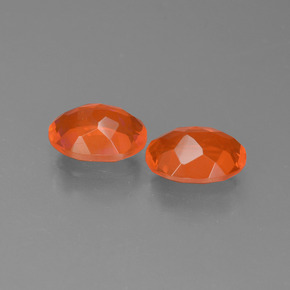 カラットの天然オレンジファイアーオパール（8×6 mm・オーバルカット）