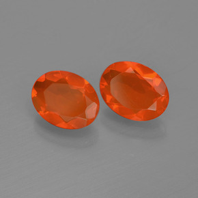 1.29カラットの天然濃い赤いオレンジファイアーオパール（7.8×6 mm・オーバルカット）