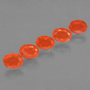 カラットの天然オレンジファイアーオパール（7×5.1 mm・オーバルカット）