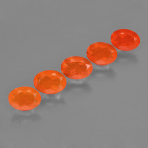 カラットの天然オレンジファイアーオパール（7×5.1 mm・オーバルカット）