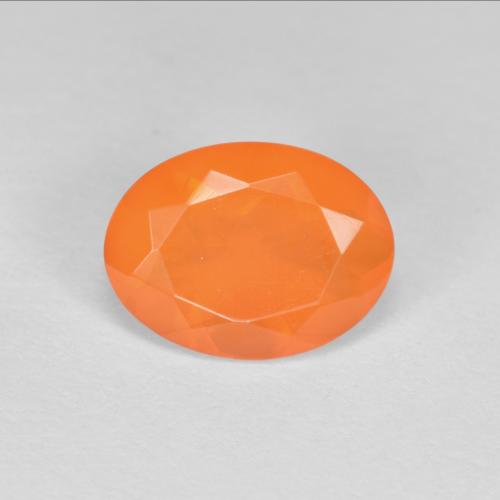 0.69カラットの天然ミディアムオレンジファイアーオパール（8.1×6.1 mm・オーバルカット）