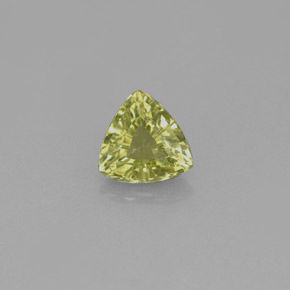 0.65カラットの天然ゴールデングリーングロッシュラーガーネット（5.6×5.5 mm・トリリアント）