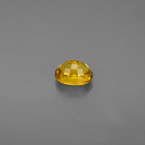 0.73カラットの天然緑がかったゴールドグロッシュラーガーネット（5.6×4.6 mm・オーバルカット）