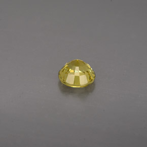 0.61カラットの天然ゴールデングロッシュラーガーネット（4.96 mm・ラウンドカット）