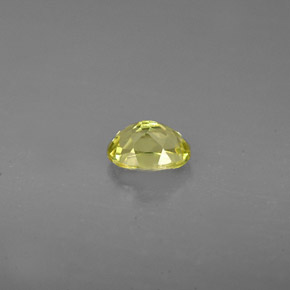 0.71カラットの天然ゴールデングリーングロッシュラーガーネット（5.9×4.3 mm・オーバルカット）