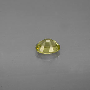 0.49カラットの天然ゴールデングリーングロッシュラーガーネット（5.3×4 mm・オーバルカット）