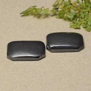 17.78カラットの天然ブラック＆グレーヘマタイト（15.3×10.7 mm・エメラルドカット）