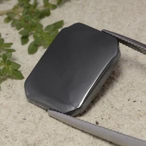 19.27カラットの天然ブラック＆グレーヘマタイト（21.1×16.3 mm・エメラルドカット）