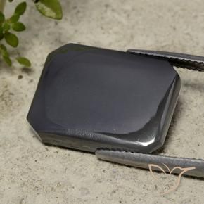 16.50カラットの天然ブラック＆グレーヘマタイト、エメラルドカット、オペーク