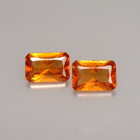 カラットの天然オレンジヘソナイトガーネット（6×4 mm・エメラルドカット）