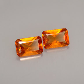 カラットの天然オレンジヘソナイトガーネット（6×4 mm・エメラルドカット）