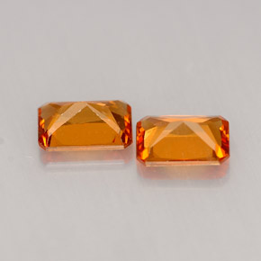 カラットの天然マンダリンオレンジヘソナイトガーネット（6.1×4.2 mm・エメラルドカット）