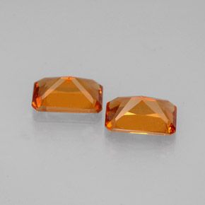 カラットの天然マンダリンオレンジヘソナイトガーネット（6×3.9 mm・エメラルドカット）