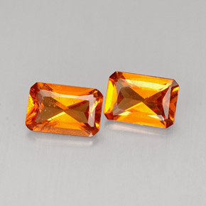 カラットの天然マンダリンオレンジヘソナイトガーネット（5.8×4.1 mm・エメラルドカット）