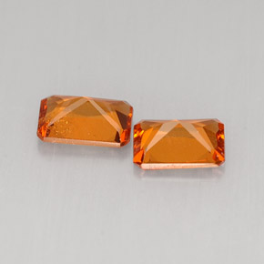 カラットの天然マンダリンオレンジヘソナイトガーネット（5.8×4.1 mm・エメラルドカット）