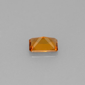 0.61カラットの天然マンダリンオレンジヘソナイトガーネット（5.9×4 mm・エメラルドカット）