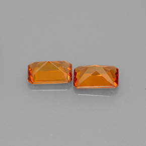 カラットの天然マンダリンオレンジヘソナイトガーネット（6×4 mm・エメラルドカット）