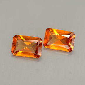 カラットの天然マンダリンオレンジヘソナイトガーネット（5.9×4.1 mm・エメラルドカット）