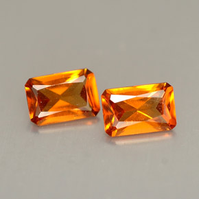 カラットの天然マンダリンオレンジヘソナイトガーネット（5.9×4.1 mm・エメラルドカット）