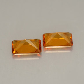 カラットの天然マンダリンオレンジヘソナイトガーネット（5.9×4.1 mm・エメラルドカット）